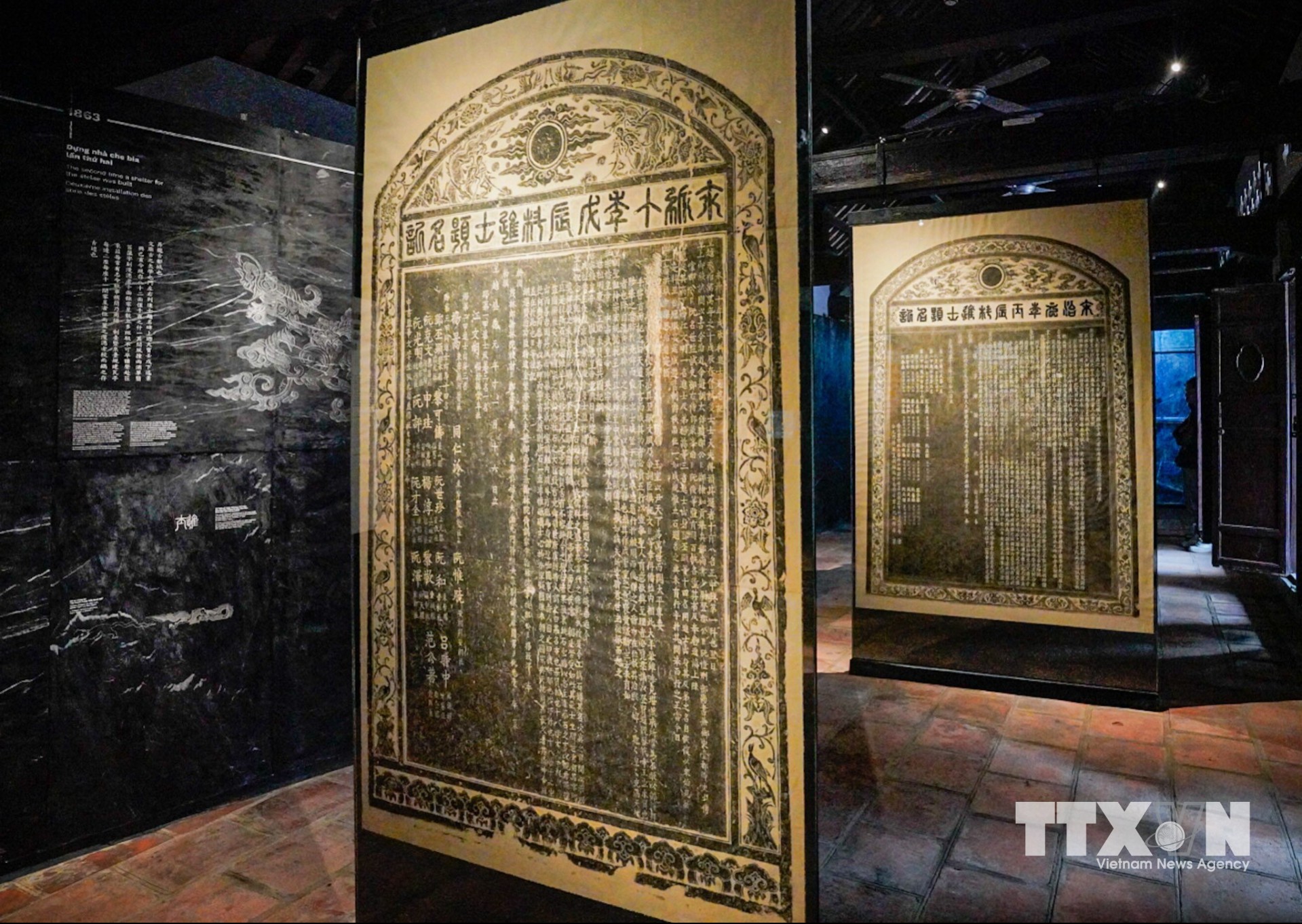 Tại sự kiện Trưng bày “Sử đá lưu danh”, việc kết hợp của Truyền thống và hiện đại giao hòa khi những bản thác cổ được đánh thức bằng công nghệ trình chiếu, chuyển hóa tư liệu lịch sử thành hình ảnh số sinh động, giàu cảm xúc. (Ảnh: Khánh Hoà/TTXVN)